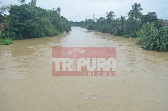 Flood situation better, water level decreasing in Howrah, Khowai rivers Flood situation better, water level decreasing in Howrah, Khowai rivers